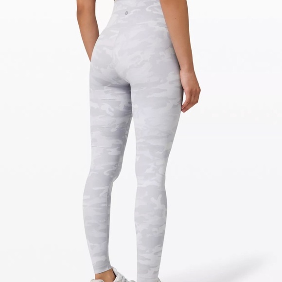 Lululemon Wunder Under Leggings Size 6 LIKE NEW - Picture 2 of 5